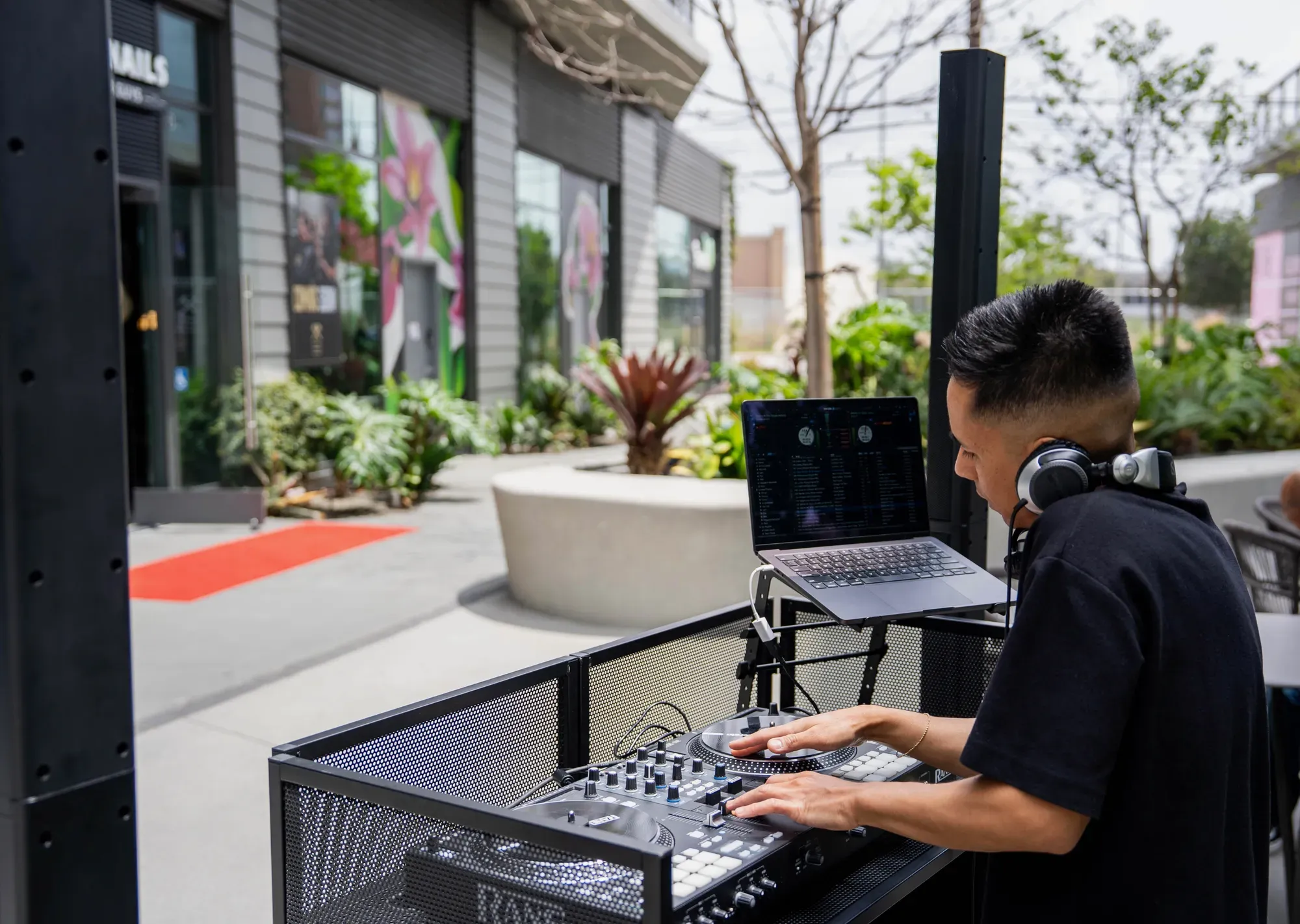 LIVE DJ AT HAMMER + NAILS